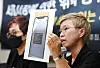 Kim Jae-ryon, right, a lawyer for former secretary of deceased Seoul Mayor Park Won-soon, speaks during a press conference on the late mayor's alleged sexual misconduct Monday. Kim showed a photo of a text message Park allegedly sent to the victim. [YONHAP]