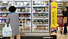 A customer peruses ready-to-eat meals in the refrigerated foods section at a discount store in Seoul. [YONHAP]