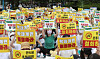 Civic groups opposing the government’s plan to lower the elementary school entry age protest in front of the presidential office in Yongsan District, central Seoul, Monday. [NEWS1]
