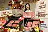 A model and a mascot promote Nov. 1 as a day to eat Korean beef at Korea House in central Seoul on Monday. [YONHAP]