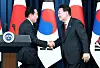 Korean President Yoon Suk Yeol, right, shakes hands with Japanese Prime Minister Fumio Kishida during their joint press conference at the Yongsan presidential office in central Seoul Sunday after their bilateral summit. [JOINT PRESS CORPS]