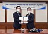 Bang Moon-kyu, Chairman and President of the Export-Import Bank of Korea, left, and Hyundai Motor CEO Chang Jae-hoon, at the bank’s headquarters in Yeouido, western Seoul, on Thursday. [YONHAP]