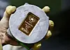 An employee holds a completed gold bar at a Korea Gold Standard factory in Jongno District, central Seoul, on Feb. 19. [YONHAP]