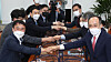 Eight members of the consultative body to review the amendment to the Press Arbitration Act hold their first meeting at the National Assembly on Wednesday. The members include experts and lawmakers from both the ruling Democratic Party and main opposition People Power Party. [YONHAP]