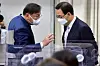 Ruling Democratic Party floor leader Kim Tae-nyeon, left, talks with his counterpart Rep. Joo Ho-young from the opposition People Power Party during the National Assembly’s audit of the Blue House on Nov. 4. [OH JONG-TAEK]