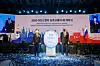 From left, Chung Eui-yong, Korea's foreign minister, and Sergey Lavrov, Russia's foreign minister, celebrate the designation of years 2020 and 2021 for special years of cultural exchanges to commemorate the 30 years of diplomatic ties between Russia and Korea, at the Westin Josun Hotel in Seoul on March 24. [KOREA-RUSSIA ARTS & CULTURE SOCIETY]