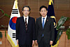 Kim Joo-hyun, right, chairman of Seoul's Financial Services Commission, and Teruhisa Kurita, commissioner of Tokyo's Financial Services Agency, pose for a photo at a meeting in Seoul on Dec. 20, 2023. [YONHAP]