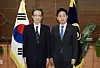 Kim Joo-hyun, right, chairman of Seoul's Financial Services Commission, and Teruhisa Kurita, commissioner of Tokyo's Financial Services Agency, pose for a photo at a meeting in Seoul on Dec. 20, 2023. [YONHAP]