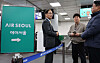 Air Seoul CEO Kim Joong-ho visits the Air Seoul check-in counter at Seoul Station City Airport Terminal on Feb. 26. [YONHAP NEWS]
