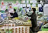 People shopping for groceries at Hanaro Mart in Yangjae, Seoul, on Tuesday. Consumer prices rose at its sharpest rate in more than three years, increasing burden on consumers. [YONHAP]