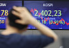 A screen in Hana Bank's trading room in central Seoul shows the Kospi closing at 2,402.23 points on Thursday, down 22.18 points, or 0.91 percent, from the previous trading day. [YONHAP]