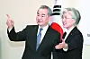 Chinese Foreign Minister Wang Yi, left, meets with Korean Foreign Minister Kang Kyung-wha during his last visit to Seoul in December last year. [NEWS1]
