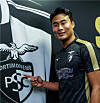 Park Ji-soo poses in the Portimonense jersey. [YONHAP]