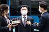 Kim Man-bae, center, owner of Hwacheon Daeyu, an asset management company at the heart of the snowballing Daejang-dong land development scandal, speaks to reporters as he arrives for a hearing at Seoul Central District Court in Seocho District, southern Seoul, Thursday. The court later refused to issue an arrest warrant for him. [JOINT PRESS CORPS]