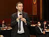 Julien Cats, deputy head of mission of France, asks Eun Sung-soo, chairman of the Financial Services Commission, a question.