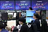 Screens in Hana Bank's trading room in central Seoul show the Kospi closing at 2,607.62 points on Tuesday, down 0.43 percent, or 11.38 points, from the previous trading session. [YONHAP]