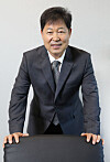 Lee Man-soo poses for a photo after an interview at the Korea JoongAng Daily office in Sangam-dong, western Seoul. [PARK SANG-MOON]