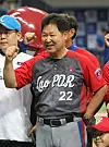 Lee Man-soo poses with the 2018 Asian Games Laos national baseball team during a visit to Gocheok Sky Dome in western Seoul. [NEWS1]