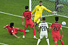 Kim Young-gwon, left, scores Korea's first goal during the World Cup group H football match between Korea and Portugal, at the Education City Stadium in Al Rayyan, Qatar on Friday. After conceding a goal in the fifth minute, Kim's goal equalized the scoring in the 27th minute. Korea eventually won 2-1 and qualified for the round of 16. [AP/YONHAP]