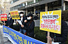 Investors who suffered losses due to problematic funds from Lime Asset Management holds a demonstration in front of Shinhan Bank’s headquarters in March demanding compensation of losses and a thorough investigation against Shinhan Investment. [YONHAP]