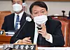 Prosecutor General Yoon Seok-youl answers questions from lawmakers in the National Assembly on Oct. 22. [JOONGANG PHOTO]