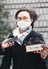 Chung Kyung-sim, the wife of former Justice Minister Cho Kuk, heads to court in Seoul on Dec. 23. [JOONGANG PHOTO]