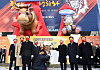Presidential candidates Yoon Suk-yeol of the People Power Party, front left, and Lee Jae-myung of the Democratic Party, front right, pose with a banner and an inflatable bull and tiger in front of the Korea Exchange building in Yeouido on Monday to celebrate the opening of the stock exchange for the first time this year. The Kospi ended its first session of the year favorably, gaining 11.12 points, or 0.37 percent from the last trading day of 2021. [JOINT PRESS CORPS]