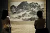 “Inwangjesaekdo (Clearing after Rain on Mount Inwang)”″ by Jeong Seon (1676-1759), which is Korea’s National Treasure No. 216, is now on view at the National Museum of Korea in central Seoul. It is part of the two-month exhibition “A Great Cultural Legacy: Masterpieces from the Bequest of the Late Samsung Chairman Lee Kun-hee.”″Featuring 45 artworks and artifacts from the Lee Kun-hee collection donated to the museum, the exhibition kicks off today and runs through Sept. 26. [YONHAP]