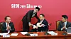 People Power Party interim leader Han Dong-hoon, left, greets former Democratic Party lawmaker Lee Sang-min on Monday. Lee, a five-time lawmaker, had been with the Democratic Party (DP) for 20 years. However, he recently left the DP and joined the People Power Party, citing problems in the party’s leadership, including the party leader Lee Jae-myung and his supporters. [YONHAP]