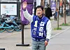 Lawmaker Kim Jun-hyeok greets passerby after winning the general election for Gyeonggi’s Suwon-D constituency in April. [YONHAP]
