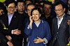 Former Prime Minister Han Myeong-sook, center, is released from Uijeongbu Prison of Gyeonggi on Aug. 23, 2017 after completing a two-year term. She was convicted in 2015 for receiving illegal political funds, but the ruling party claims she was wrongfully convicted and demanded a probe into the case. [YONHAP]
