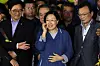 Former Prime Minister Han Myeong-sook, center, is released from Uijeongbu Prison of Gyeonggi on Aug. 23, 2017 after completing a two-year term. She was convicted in 2015 for receiving illegal political funds, but the ruling party claims she was wrongfully convicted and demanded a probe into the case. [YONHAP]