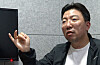 Ra Deok-yeon, a key suspect in an alleged stock manipulation case, talks to a news media outlet on May 1. [YONHAP]