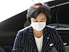 Justice Minister Choo Mi-ae enters the ministry building in Gwacheon, Gyeonggi, on Friday.  [YONHAP]