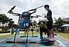 A boy receives a pizza delivered by a drone at Sejong Lake Park in Sejong City on Sunday. It was the first demonstration of a commercial drone delivery in collaboration with the drone start-up P-square and Domino’s Pizza. The Transportation Ministry said it could expand the zone for drone delivery after evaluating the pilot project through the end of October. [NEWS1]