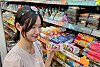 A model showcases CU’s 'K-Tong Bulgogi Gimbap,” designed to be eaten whole in one bold bite. [YONHAP]