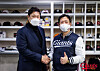 Lee Dae-ho, left, poses for a photo after re-signing with the Lotte Giants. [YONHAP]