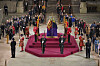 Members of the public pay their respects at the coffin of Queen Elizabeth II, lying in state in Westminster Hall at the Palace of Westminster in London early Monday, ahead of a state funeral to be held later that morning. [AP/YONHAP]