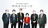 Recipients of the 12th Yumin Awards held Wednesday at the HSBC building in central Seoul. From left: Lee Hong-koo, chairman of the board of the Yumin Cultural Foundation; Kim Soo-jong, Innospace CEO; Kim Bo-ram, artistic director of Ambiguous Dance Company; Lee Soo-inn, Enuma CEO; Song Seung-whan, executive creative director of PMC Production; and Hong Seok-hyun, JoongAng Holdings chairman. [WOO SANG-JO]