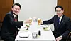 President Yoon Suk Yeol, left, and Japanese Prime Minister Fumio Kishida drink beer in Tokyo on Thursday after their summit. [YONHAP]