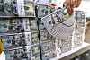 A Hana Bank Counterfeiting Response Center employee in Jung District, central Seoul, arranges dollar bills in stacks Wednesday. The Bank of Korea announced on the same day that Korea's foreign exchange reserves stood at $438.61 billion as of the end of July, up $330 million from $438.28 billion at the end of the previous month. [NEWS1]