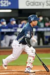 Yang Eui-ji of the NC Dinos hits a double in the seventh inning against the Samsung Lions to complete the cycle at Daegu Samsung Lions Park in Daegu on Thursday. Yang is the first catcher in KBO history to hit for the cycle. [NEWS1]