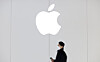 A pedestrian passes the Apple Store in Yeouido, southern Seoul, on Jan. 4. [YONHAP]