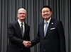 President Yoon Suk Yeol, right, shakes hands with Apple CEO Tim Cook on the sidelines of the APEC summit in San Francisco on Wednesday. [PRESIDENTIAL OFFICE]