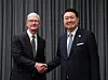 President Yoon Suk Yeol, right, shakes hands with Apple CEO Tim Cook on the sidelines of the APEC summit in San Francisco on Wednesday. [PRESIDENTIAL OFFICE]