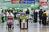 People shop at a discount mart in Seoul on Thursday. Korea’s import prices fell 6.9 percent in March, helped by a drop in oil prices. [NEWS1]
