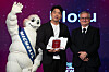 Chef Sung Ahn of Mosu, whose Korean name is Anh Sung-jae, center, poses on stage after his restaurant earned three Michelin stars at the Michelin Guide Seoul's Star Revelation ceremony on Thursday at Vista Walkerhill Seoul in eastern Seoul. [NEWS1]