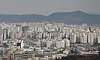 View of apartment in Seoul on Monday. The ratio of homeowners have shrunk as the value of housing units have surged in 2020. The latest study by Statistics Korea indicates more people now living in rents. [YONHAP]