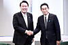President Yoon Suk-yeol, left, and Japanese Prime Minister Fumio Kishida shake hands ahead of a bilateral meeting in New York on Wednesday. [JOINT PRESS CORPS]