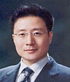 Kim Wuk-jun, the first deputy head of the Seoul Central District Prosecutors' Office, resigns on Tuesday, criticizing the leadership for threatening the prosecution's political neutrality.  [YONHAP]